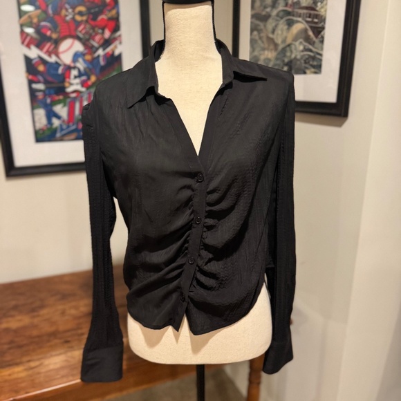 Astr Tops - ASTR the Label Textured Ruched Button Up in Black - Size M